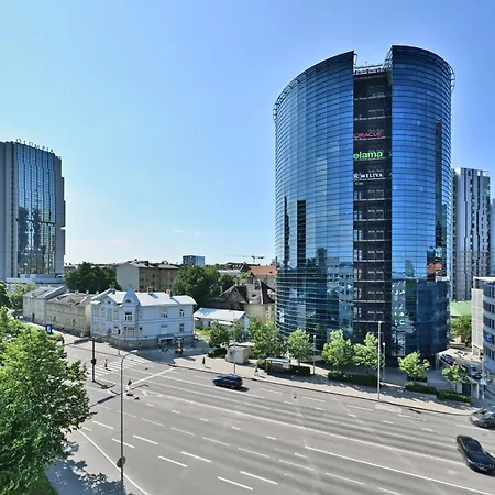 Kahe Magamistoaga Ja Suure Elutoaga 3-toaline Korter Vaatega Tallinna Aerikeskusele * Tallin