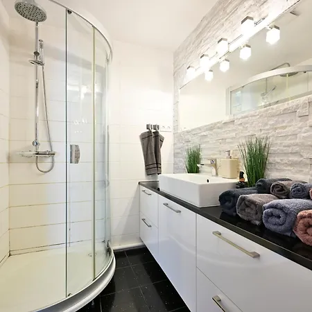 Kahe Magamistoaga Ja Suure Elutoaga 3-toaline Korter Vaatega Tallinna Aerikeskusele * טאלין