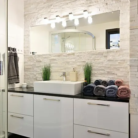 Kahe Magamistoaga Ja Suure Elutoaga 3-toaline Korter Vaatega Tallinna Aerikeskusele דירה *