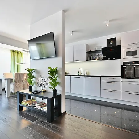 Kahe Magamistoaga Ja Suure Elutoaga 3-toaline Korter Vaatega Tallinna Aerikeskusele * טאלין